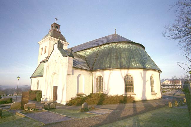 Fjärås kyrka sedd från sydost.