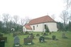 Hanhals kyrka med omgivande kyrkogård sedd från sydost.
