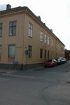 Schougska handelgården, Västra bostadsflygeln: fasad mot Kylandersgatan, flygeln är sammanbyggd med stora boningshuset i förgrunden.