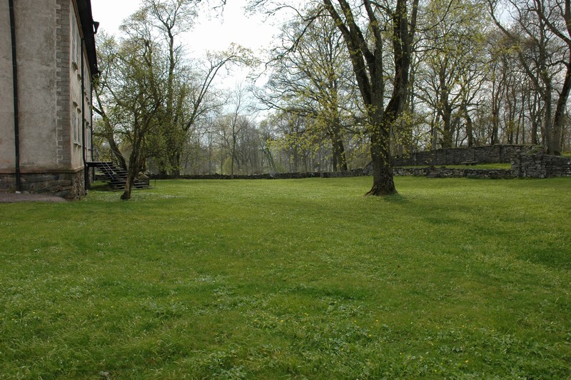 Stola säteri, huvudbyggnaden och parken med omgivande mur från 1940-talet, exedran, det halvcirkelformade murpartiet som omger parterren till höger i bild är dock från byggherrens tid, 1728.