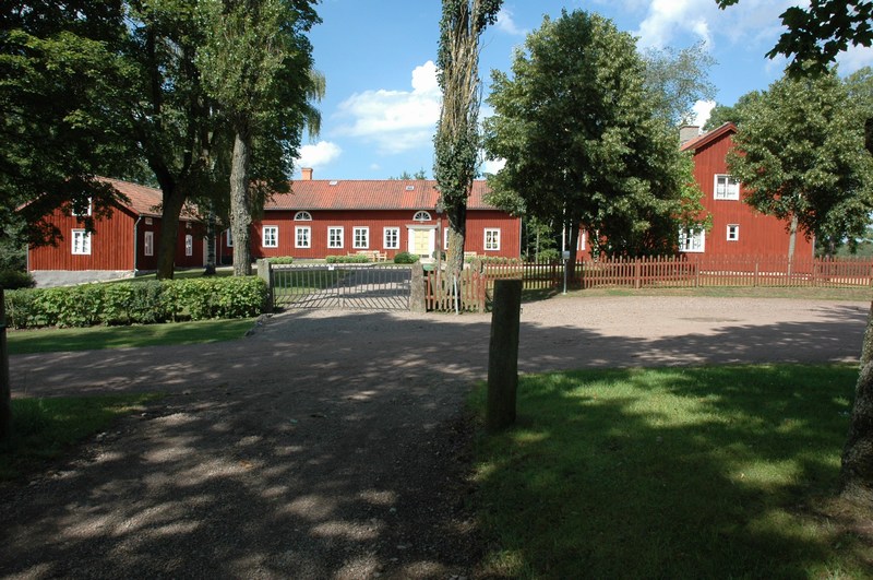 Fredsbergs prästgård: uppfarten till mangården fortsätter åt motsatt håll till löneboställets bostadshus söder om prästgården.
