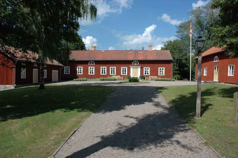 Fredsbergs prästgård: nuvarande huvudbyggnaden i mitten, till höger östra flygeln, den tidigare prästbostaden och till vänster västra flygeln, -drängstuga och visthusbod ombyggd till garage.