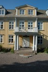 Ekmansgården-Söderbergsgården, gårdsfasadens mittparti med huvudentré och "frontespis"/takkupa.
