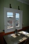 De tredelade fönstren i utkikstornet har stöd för kikare