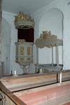 Kapellets fasta inredning utfördes av den tyske träsnidaren Christian Datan och målades av Johan Holm  