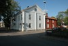 Lilliestiernska gården, i korsningen Kyrkogatan-Södra Ågatan. I förgrunden huvudbyggnaden från 1780-talet, till höger den rödfärgade tillbyggnaden från början av 1800-talet.