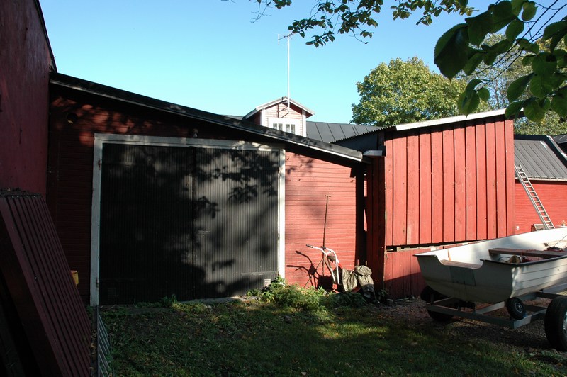 Lilliestiernska gården, till vänster garage, till  höger en påbyggnad som fungerat som lagerbyggnad för den rörfirma som tidigare hade verksamhet i magasinsbyggnaden.