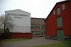 Den södra gaveln utmärker sig i industrimiljön med texten "Göteborgs Remfabriks Aktiebolag" 
