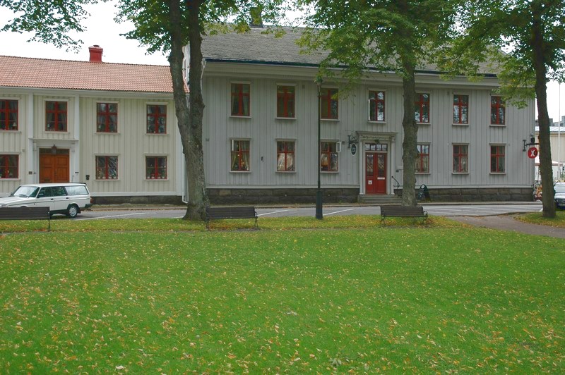 Hantverksföreningens hus i kvarteret Liljan mindre, fasad mot Södra Ågatan, till vänster Waldenströmska gårdens bostadshus.