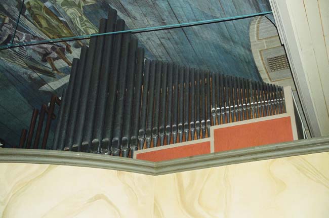 Interiör. Detalj av orgelfasaden.