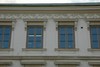 Kv Alströmer 9, Lilla Torget 4. Fasaddekorationer; fönsteröverstycken och takfotens fris och tandsnitt.