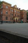 Nya Elementarläroverket för flickor, långsidans fasad mot skolgård och Södra Viktoriagatan, kortsidan mot Vasagatan. 