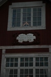 På den västra fasaden finns en s k kartusch från 1903 som komponerades av Ole Kruse