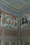 Matsalens väggar är indelade i väggfält dekorerade med romboida mittfält föreställande Engelbrekt, Gustav Vasa m m. Under taket löper en frismålning på väv målad av Ole Krus  