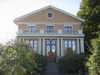 Direktörsvillan, dagens utseende med inbbyggda, pilaster- och kolonnprydda verandor är resultatet av Erik Hjelms förändringar på 1920-talet.
