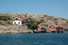Farfarshuset med en nybyggd sjöbod nedanför samt norra magasinet  