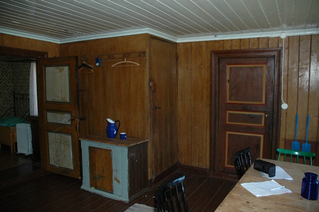 Välbevarad fast inredning i form av panelklädda väggar, övrig fast inredning samt äldre färgsättning är unik för Camillahuset
