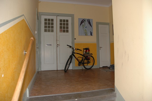 Mariestads stationshus, dörr till lägenhet i trapphuset mot Nygatan.