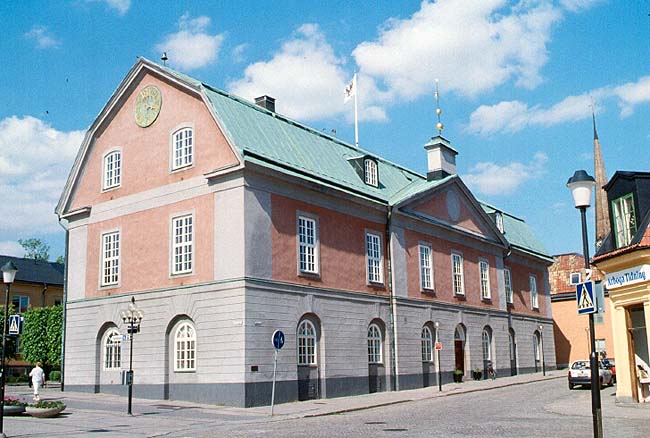 Arboga rådhus, fasad mot gatan med huvudentré.