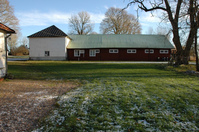 Sveneby herrgård, den södra i det mellersta flygelparet med en tillbyggd stallbyggnad mot söder.