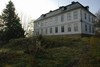 Sveneby herrgård, corps-de-logi, husets baksida vetter mot den fd parkanläggningen, i förgrunden terassering med stenmur.