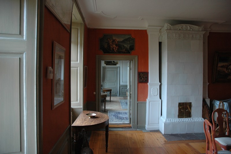 Sveneby herrgård, corps-de-logi, "förmaket"  i bottenvåningens östra rumsfil, i bakgrunden mot söder ligger salongen. 