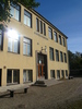 Skabersjöskolan. Byggnadens framsida sedd från sydväst.