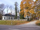 Stenkvista kyrkomiljö med skolhus väster om kyrkan