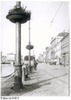 Södra Hamngatan 1912 framför Apoteket Enhörningen. Blomsterskålar (gjutna) uppsättes på stolpar. 

Inventarienummer: Fotou.nr:0:811
