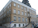 År 1753 lät Brita Sahlgren uppföra Sahlgrenska huset, troligen ritat av B W Carlberg. Huset hade två våningar, en mezzaninvåning och valmat mansardtak. En fritrappa ledde upp till huset. Den nedre våningen var rusticerad och innehöll kontor. Den övre var den förnäma med tre rum i fil längs gatufasaden. Omkring 1760 tillbyggdes flyglar mot Tyggårdsgatan och Köpmansgatan med bl.a. kök, förråd, bostäder för anställda och stall. Större förändringar som syns i fasaden idag skapades 1855 med Edelsvärd som arkitekt. Den tredje våningen höjdes, det brutna taket ersattes med dagens sadeltak, festonger samt en ny portal tillkom.