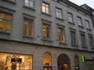 Byggnaden uppfördes som bostadsshus 1853, byggmästare A Krüger stod för ritningarna. Därefter har den använts för en mängd olika verksamheter, bland annat kafferosteri och butiker. Idag är byggnaden delvis inredd för kontor.