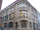 Tidningshusets tillbyggnad från 1904, enligt Hedlunds ritningar. Byggnaden är utförd i den jugendstil som karakteriserade arkitekten. Varierande mönstermurning kombinerad med putsade fält och dekorativa plåtdetaljer ger en livlig fasad. Våningarna fick olika fönstertyper med tunna eleganta spröjsverk som ger stora glasade partier.
