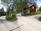 Gåsinge kyrka, kyrkomiljö med Daga härads tingshus sydost om kyrkan