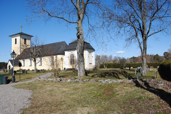 Torsåkers kyrka, kyrkogården sydost om kyrkan