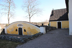 Torsåkers kyrka, kyrkogården norr om kyrkan, med gravkällaren väster om sakristian