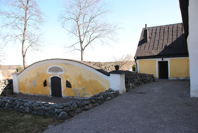 Torsåkers kyrka, kyrkogården norr om kyrkan, med gravkällaren väster om sakristian