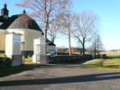 Hölö kyrka, östra infarten till nya kyrkogården