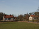 Överenhörna kyrka, Klockargården och skolhus väster om kyrkan