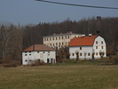Ekensbergs säteri, nordost om kyrkan