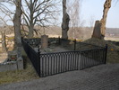 Överenhörna kyrkogård, grav med järnhängnad på norra sidan