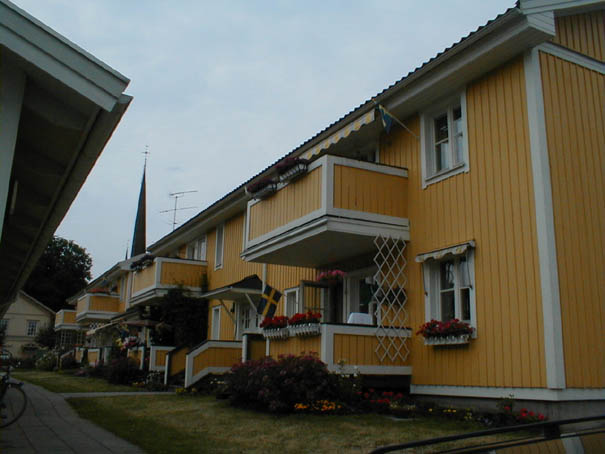 Rospigg 7 i Arboga, anläggningen består av ett radhus samt en carport/förråd.