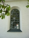 Hycklinge kyrka, fönster med kulört glas, från norr.