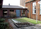 Den lilla rektangulära innergården består delvis av gräsmatta, delvis av kalkstensbeläggning med en liten rektangulär rabatt.