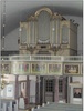 Vy mot orgel och orgelläktaren. Orgeln
byggdes 1855 av August Rosenberg
och utgör en av de bäst bevarade
orglarna av denne orgelbyggare. Den
nuvarande läktarfasaden härrör från
omkring 1890 då den och altarringen
gjordes nya. Måleriet på läktarfasaden
utfördes 1944 av konstnären Torsten
Hjelm.