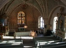 Interiör, kyrkorummet med bänkrader, predikstol, altargång, altare och kor. 