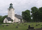 Munktorps kyrka med kyrkogård. 