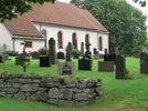 Alla gravar på kyrkogårdens ursprungliga del ligger samlade söder om kyrkan.