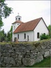 Kyrkan sedd från öster, till sitt
utseende är kyrkan stöpt i den
nyklassicistiska stildräkten om än i en
liten skala.