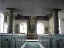vy över kyrkorummet som i sin
färgsättning präglas av den restaurering som genomfördes
på 1970-talet.
