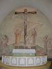 Altartavlan utgörs av en muralmålning utförd i alfrescoteknik, det vill säga kalkmåleri som målas vått-ivått,
till skillnad från alsecco där man kan vänta med att färdigställa de olika delarna av målningen.
Altartavlan tar upp korväggen i sin helhet och har därigenom fått en stark, monumental verkan.
I mitten av altartavlan skildras Jesus på korset och nedanför syns sörjande människor, närmast Maria och
Johannes. Till vänster finns Johannes Döpares dop av Kristus och till höger det kristna dop som S:t
Sigfrid förrättade för Olof Skötkonung. Uppgifter finns att S:t Sigfrid skulle ha passerat Gislaved på sin
vägen mellan Växjö och Husaby.
Färgskalan är ljus och blågröna kulörer liksom milt röda dominerar motiven. Sättet att skildra gestalterna
är på en gång både klassiskt och för sin tid modernt. Wallert anpassade sitt måleri till alfrescons teknik
och utnyttjade därigenom materialets naturliga egenskaper. Altartavlans motiv är därför mer skulpturalt
uppbyggd än målningarna i taket